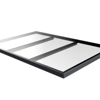 Drei rechtwinklige, spiegelnde Glasplatten in einem schwarzen Rahmen. Sie sind nebeneinander angeordnet und reflektieren das Licht.