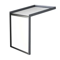 Ein moderner, minimalistischer Wandschirm mit einem grauen Rahmen und einer transparenten Fläche. Der Schirm hat einen schrägen oberen Abschluss.