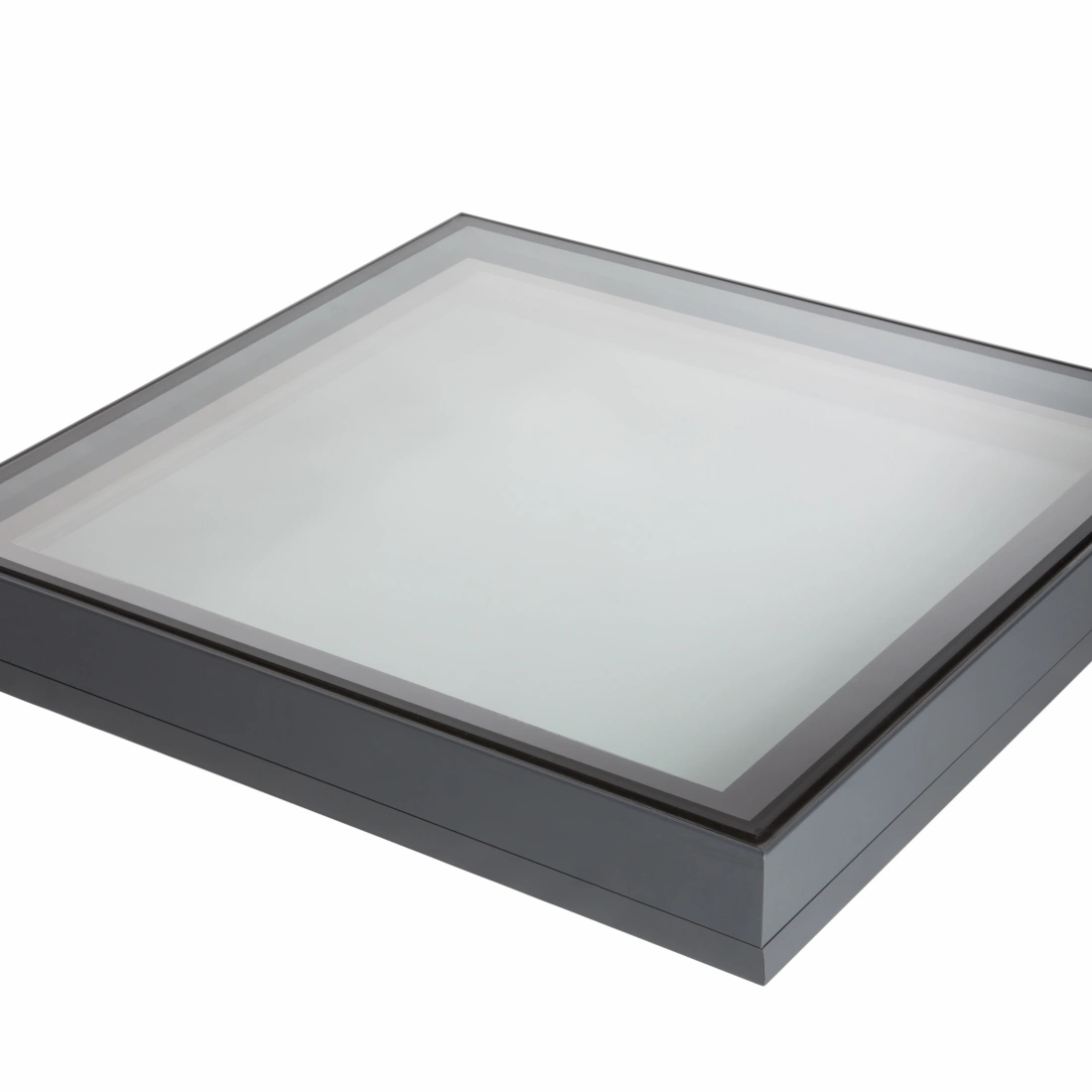 Ein quadratisches, flaches Objekt mit einem rahmenlosen, matten, lichtdurchlässigen Oberflächenmaterial. Der Rahmen ist dunkel und schmal, während die Oberfläche transparent erscheint und einen leicht verschwommenen Effekt hat.