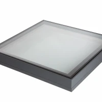 Ein quadratisches, flaches Objekt mit einem rahmenlosen, matten, lichtdurchlässigen Oberflächenmaterial. Der Rahmen ist dunkel und schmal, während die Oberfläche transparent erscheint und einen leicht verschwommenen Effekt hat.