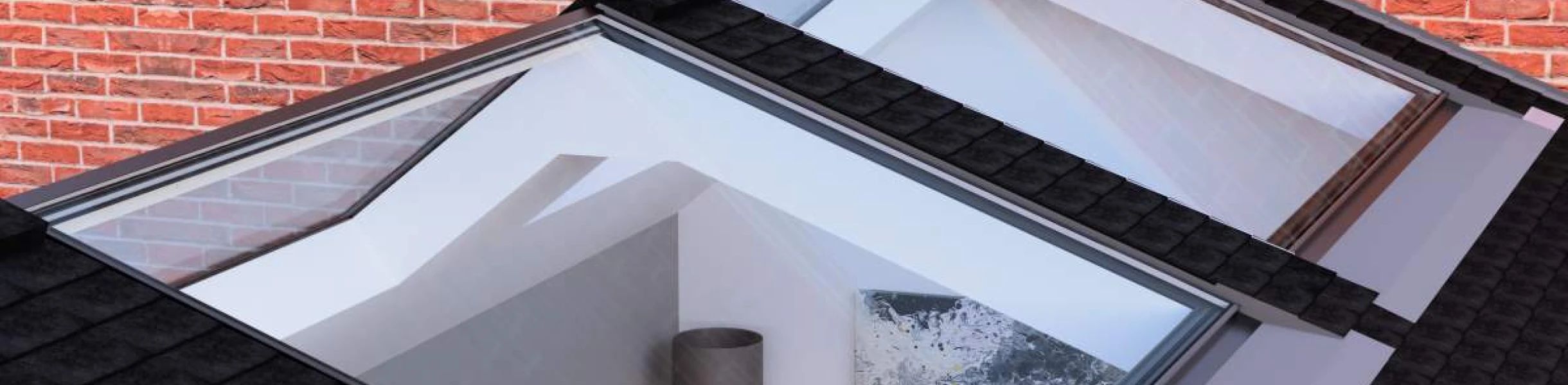 Vues de lucarnes sur un toit noir, montrant l'intérieur d&'une pièce avec une lampe et un tableau. Le mur arrière est en briques rouges.