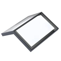 Ein modernes, rechteckiges Dachfenster mit einem schmalen, grauen Rahmen, der leicht geöffnet ist. Das Fenster hat eine klare, reflektierende Oberfläche und befindet sich auf einem weißen Hintergrund.