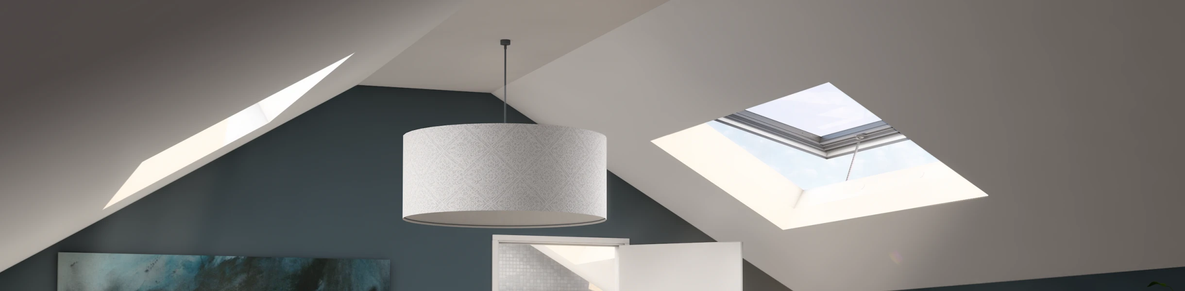 Habitación con un techo inclinado, paredes de color azul oscuro y grandes ventanales en el techo. Hay una cama deshecha, una silla moderna gris y un mueble de madera. Se ve a una persona en un baño al fondo. Decoración artística en las paredes.